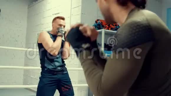 拳击手在拳击俱乐部训练前热身运动动机视频的预览图