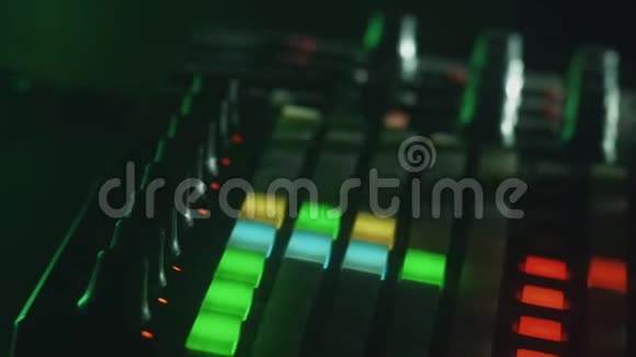 电子音乐节控制面板上的Dj手纺调节器视频的预览图