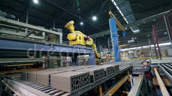 自动机器人机械手在工厂工作视频的预览图