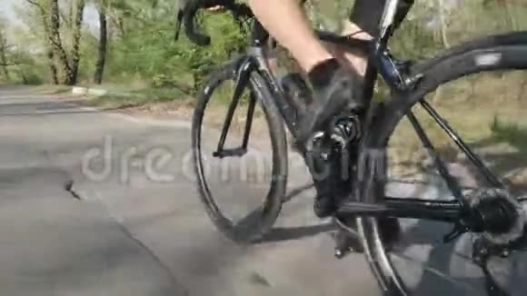 强壮的自行车手腿蹬自行车车轮快速旋转腿部肌肉收拢单车训练概念视频的预览图