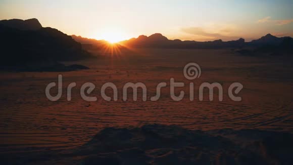 瓦迪朗姆沙漠日落视频的预览图