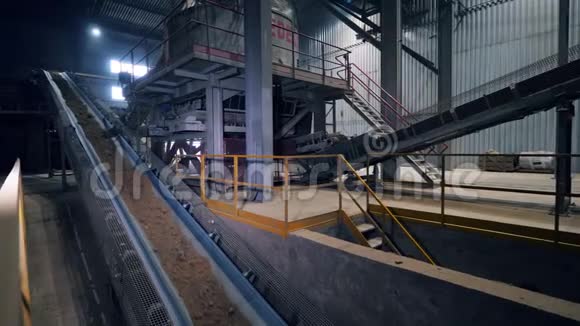 沿带移动砂石的厂房视频的预览图