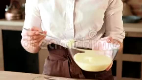 面包卷烹饪食谱厨师添加糖霜糕点视频的预览图