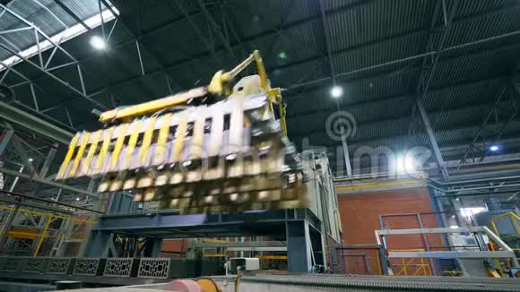 机械机械机械臂正在工业工厂重新安置砖块视频的预览图