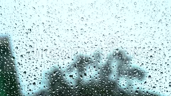 车窗上的雨滴特写镜头车窗外下雨的天气视频的预览图