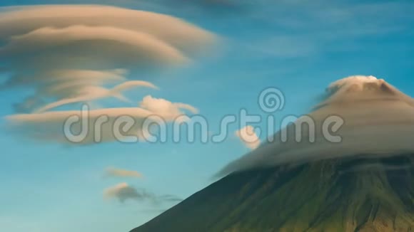 五月火山与云的心室时间在日出时流逝奥尔巴伊省活跃的平流层火山视频的预览图