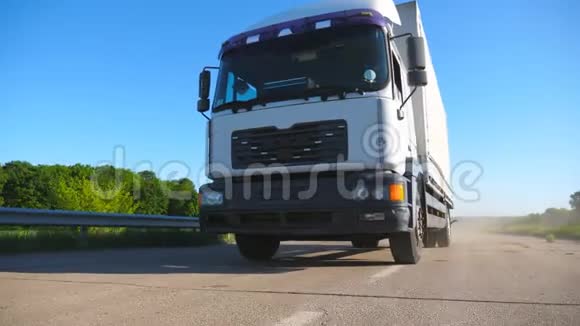 低视野卡车与货物拖车在公路上行驶和运输货物卡车在乡间穿梭视频的预览图