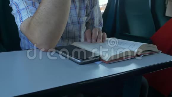 人类在火车上读书视频的预览图