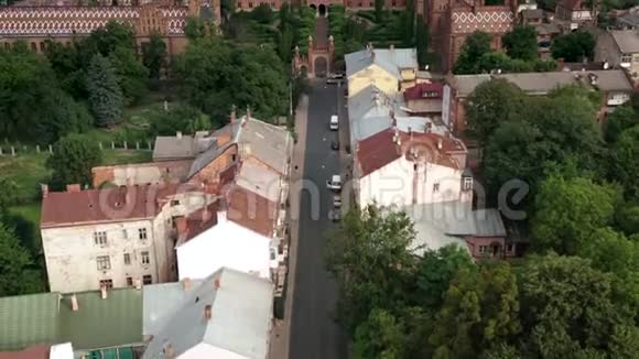 乌克兰切尔尼夫茨大学美丽的古堡空中无人机景观视频的预览图