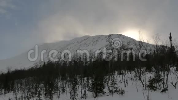 白雪覆盖的大白山后面的太阳落山视频的预览图