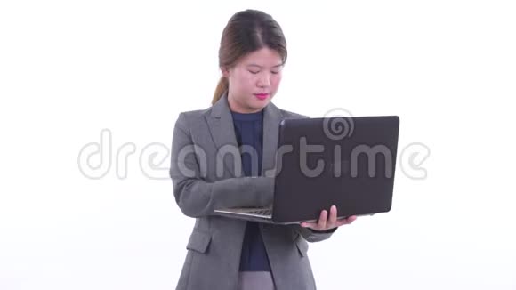快乐的亚洲年轻女商人说着手提电脑视频的预览图