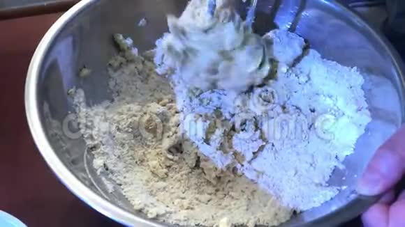 混合面团进行烘焙视频的预览图