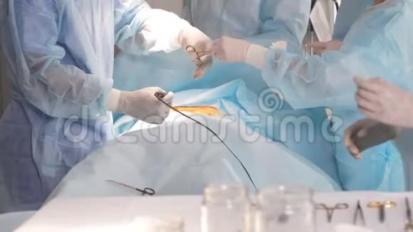 一队学生在医院手术室通过考试视频的预览图