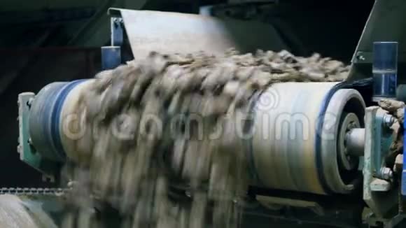 陶瓷材料正在从工厂的传送带上掉落视频的预览图