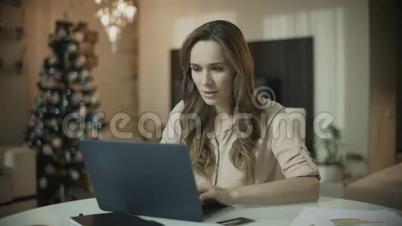 圣诞节时年轻女子在网上购物圣诞网上购物视频的预览图