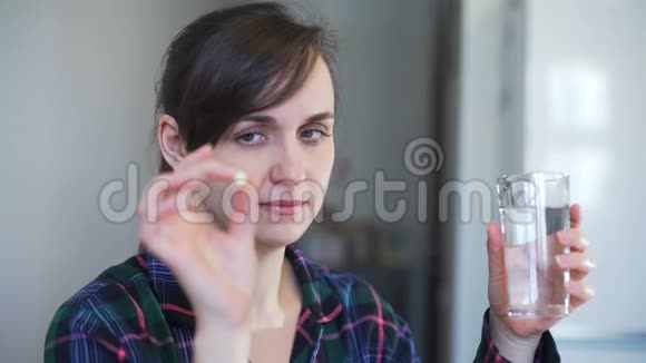 生病的女人在家吃避孕药视频的预览图