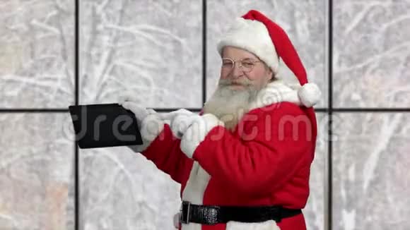 老式圣诞老人手持数码平板电脑视频的预览图