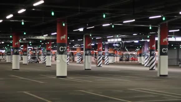 地下停车场是空的购物中心运输视频的预览图