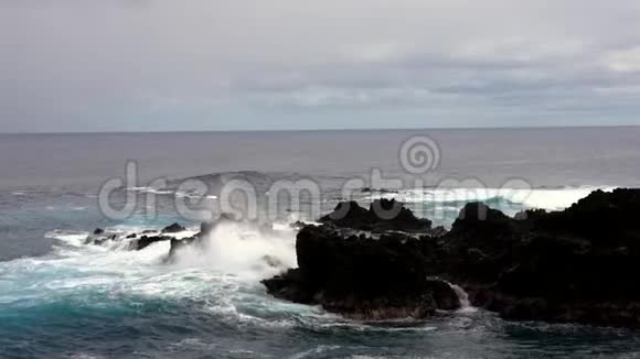 波浪拍打岩石海岸视频的预览图