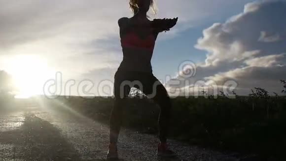 健身女人做蹲式运动视频的预览图