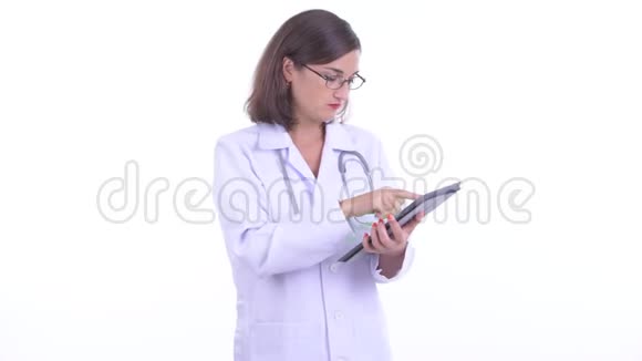 快乐美丽的女医生用数码平板电脑说话视频的预览图