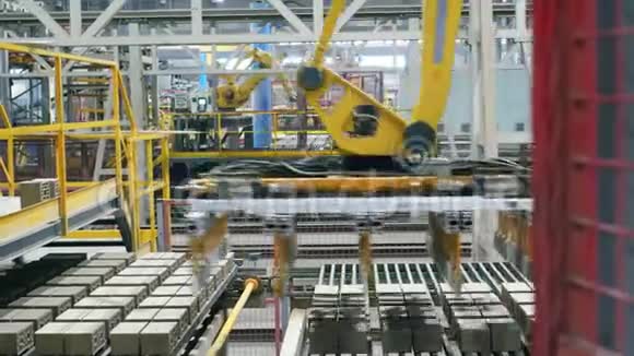 现代工厂与输送机搬迁砖装配线上的工业机器人视频的预览图