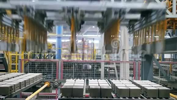 工厂产品由现代工业机器人搬迁视频的预览图