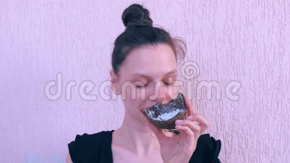 女人正在用椰子壳在脸上涂上新鲜的自制椰子面膜视频的预览图