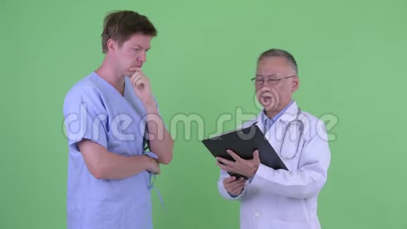 一个成熟的日本男医生和一个年轻的男病人在一起视频的预览图