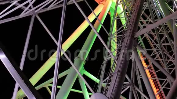 夜间游乐园彩色闪烁虹彩摩天轮慢转机构特写视频的预览图