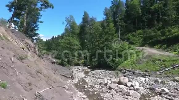 一条干涸的山涧底部的巨石视频的预览图