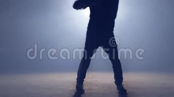 年轻的说唱歌手在街上跳舞嘻哈文化视频的预览图