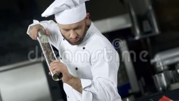 厨房厨师烹饪的肖像近距离厨师在慢动作中加入食物视频的预览图