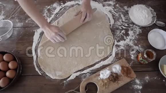 厨师用擀面杖揉面团视频的预览图