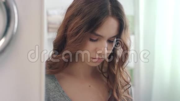 年轻女子在家中放置隐形眼镜用于眼前浴室镜子视频的预览图