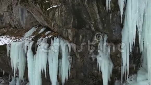 岩柱悬挂在峡谷中的岩石上有一条山河视频的预览图