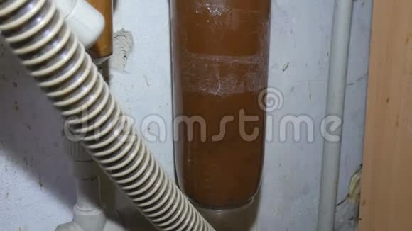 老旧脏水过滤器水管工维修视频的预览图