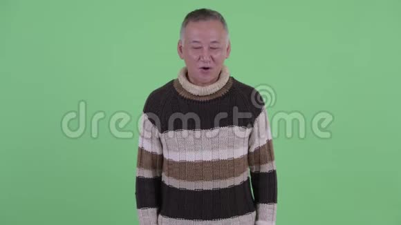 快乐成熟的日本男人被采访视频的预览图