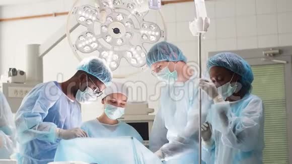 现代外科手术参加困难行动的小组成员视频的预览图