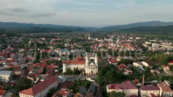 在风景如画的地方教堂空中的乌日霍罗德Transcarpathia视频的预览图