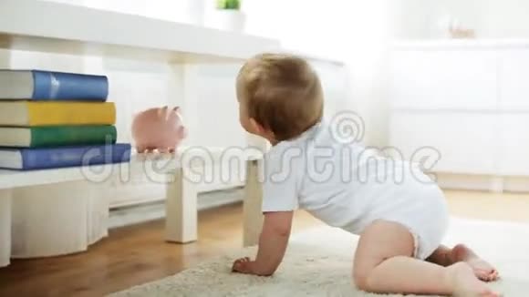 快乐的小宝宝在家的客厅里爬行视频的预览图