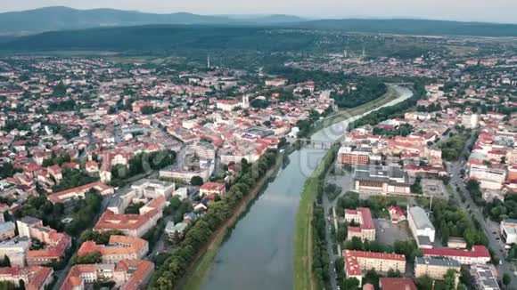 风景如画的小镇或城市河流空中夏季景色乌日戈罗德横贯喀尔巴阡山脉乌克兰视频的预览图