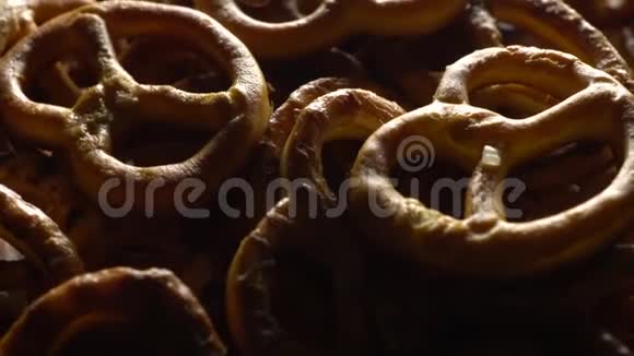 旋转的椒盐卷饼视频的预览图