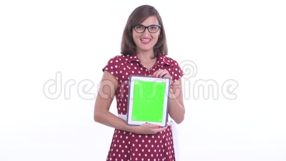 带着眼镜的快乐美女一边说着数字平板电脑视频的预览图