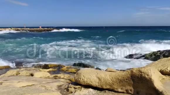 马耳他城市斯利马的巨浪洛奇海岸白天视频的预览图