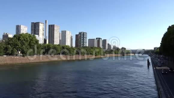 巴黎塞纳河塞纳河上观光的游客船4K船景视频的预览图