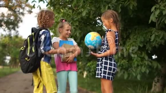 学童认为放学后会有一个大地球仪站在街上地理学习旅行梦想视频的预览图