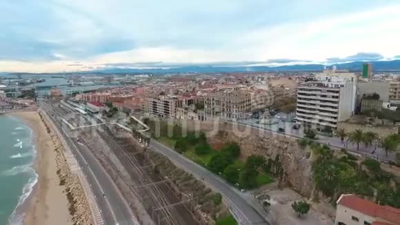 西班牙塔拉戈纳的地中海旅游区的海景视频的预览图