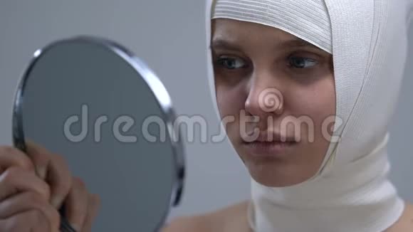 头套上的女人看镜子反射手术失败视频的预览图