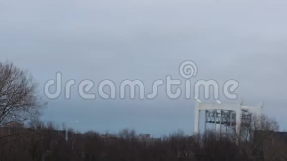 时间流逝的天空和多德雷希特桥冬天的树木景观视频的预览图